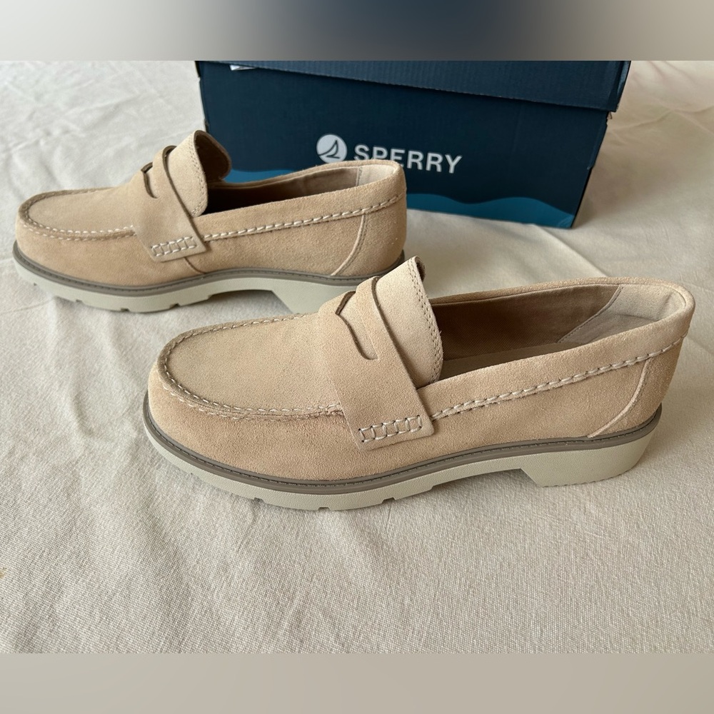 New in Box Women’s size 8 Suede Loafers Sperry Wells in Sand Beige Tan